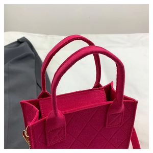 Nahaufnahme der rosaroten Filztasche mit dem klassischen Rauten-Steppmuster im Detail
