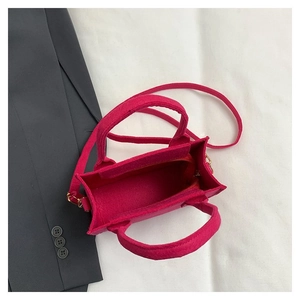Makro-Detail der magentafarbenen Mini-Tasche mit Reißverschluss und Innenfutter