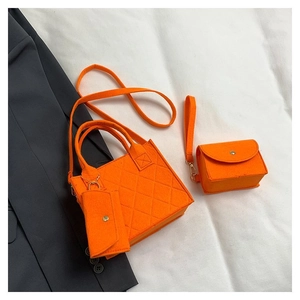 Detailansicht des orangefarbenen 3-teiligen Filztaschen-Sets mit Rautensteppung und Gurt
