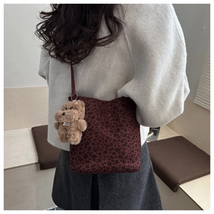 Bolso de hombro con estampado de leopardo rojo oscuro y colgante de perro de peluche