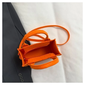 Draufsicht der orangefarbenen Filztasche mit innerem Reißverschlussfach und zwei Handgriffen