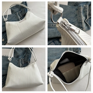 Détails du sac hobo blanc plissé avec fermetures argentées et doublure intérieure