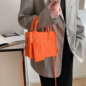 Schicke gesteppte Filz-Einkaufstasche in Orange mit passendem Münzbeutel am Model