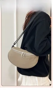Détail du sac à bandoulière en tissu Oxford kaki avec double fermeture éclair et sangle