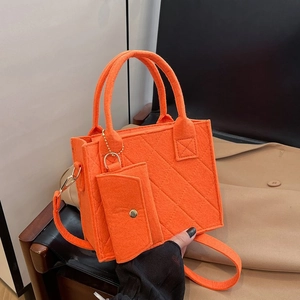 Detail der orangefarbenen Filztasche mit Rautensteppung und passender kleiner Umhängetasche