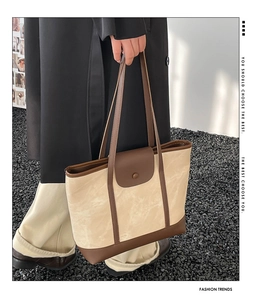 Détail d'un grand sac cabas bicolore avec texture marbrée et anses en cuir marron élégant