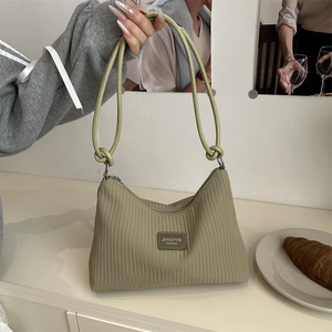 Sac à main plissé vert sauge avec texture rayée et poignées nouées pour l'été chic