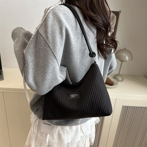 Sac à épaule noir rayé pour femme avec grande capacité et design plissé minimaliste