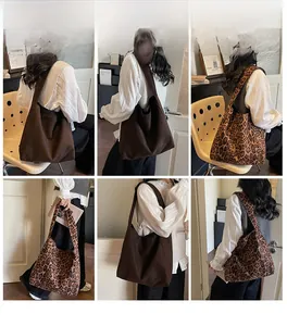 Détails du grand sac cabas léopard et du sac à bandoulière en daim marron foncé