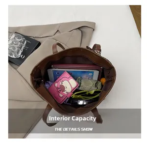 Borsa tote capiente che mostra l'interno spazioso con tablet, portafoglio e occhiali