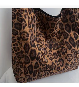 Vue détaillée de la texture en daim à imprimé léopard d'un grand sac cabas souple