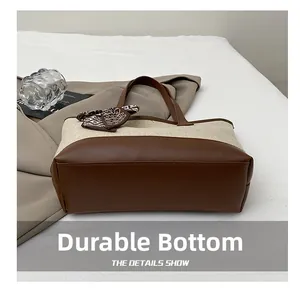 Vista dettagliata del fondo in pelle resistente all'usura di questa borsa tote