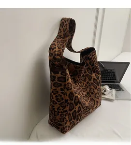 Détail de la texture douce du sac léopard et de la bandoulière spacieuse intégrée