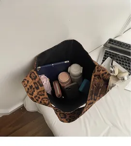Vue détaillée de l'intérieur du sac léopard montrant sa grande capacité de rangement