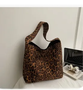Détail de la texture douce en daim du sac cabas léopard dans un bureau chic