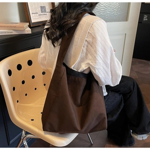 Détail d'un grand sac cabas en daim marron à motif léopard avec bandoulière large