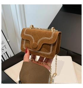 Bolso mini de ante marrón oscuro con cadena, bordado de hojas blancas y oro