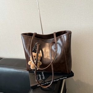Retro brown large capacity tote bag with glossy leather and cute bear charm for women