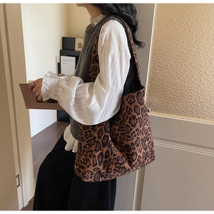 Détail du grand sac cabas en suédine à imprimé léopard avec texture souple et douce