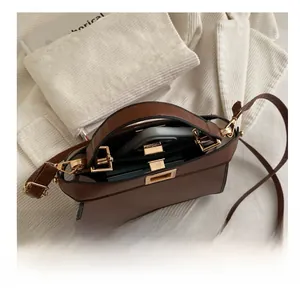 Draufsicht auf das Innere der braunen Ledertasche mit Platz für Handy und Karten