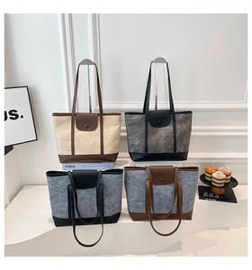 Détail de grands sacs cabas en plusieurs couleurs avec des bandoulières fines en cuir