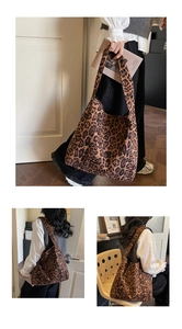 Détail d'un sac cabas à imprimé léopard avec texture en daim pour un look vintage