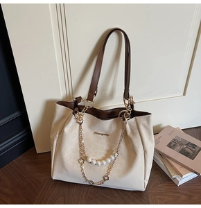 Elegante borsa tote crema con manici marroni e decorazione a catena di perle