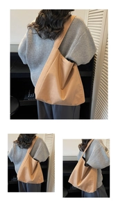 Détail de la grande capacité et de la large bandoulière du sac fourre-tout léopard