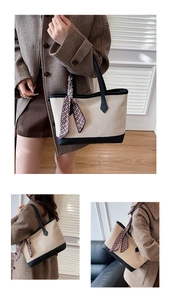 Dettaglio della borsa tote in tela con finiture in pelle e decorazione con foulard