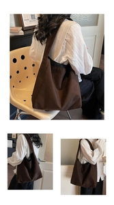 Vue détaillée du grand sac cabas marron foncé en daim avec large bandoulière confortable