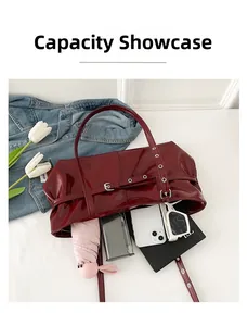 Intérieur spacieux d'un grand cabas en cuir verni bordeaux avec parapluie et téléphone
