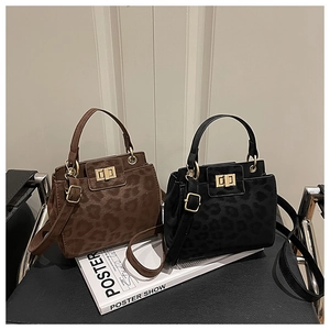 Détails de sacs à main léopard avec des fermoirs rotatifs carrés dorés et texture suédée