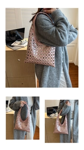 Vue détaillée du sac hobo rose avec des rivets argentés polis et du cuir synthétique souple