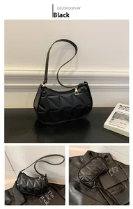 Gros plan détaillé d'un sac baguette noir matelassé avec fermeture éclair dorée chic