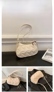 Vues détaillées d'un sac d'épaule beige matelassé avec surpiqûres en losanges