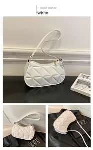 Vue détaillée du sac hobo blanc matelassé avec fermeture éclair dorée et forme en croissant