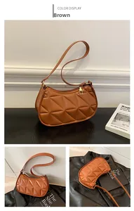 Vue détaillée du sac porté épaule marron matelassé avec un motif de couture géométrique
