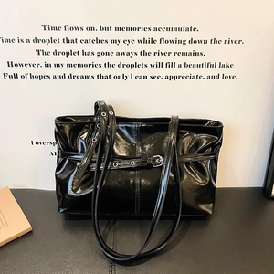 Sac fourre-tout tendance en cuir verni noir brillant avec boucles vintage et grande capacité