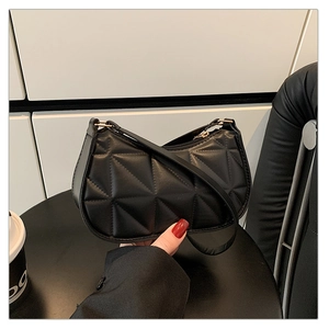 Détail du sac hobo noir avec surpiqûres triangulaires et fermeture éclair métal