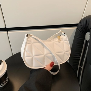 Sac sous le bras demi-lune blanc matelassé avec surpiqûres géométriques et zip doré