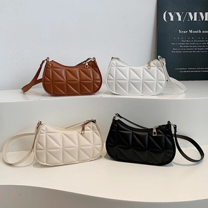 Sacs à bandoulière matelassés avec motif de losanges en marron, blanc et noir élégant