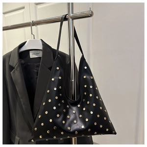 Détail du sac hobo en similicuir noir avec rivets métalliques polis et bandoulière