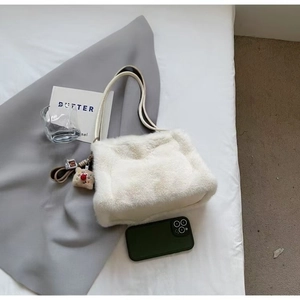 Borsa a spalla minimalista in ecopelliccia bianca con tracolla e ciondolo a forma di orso