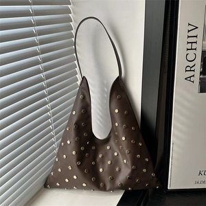 Sac hobo vintage marron foncé avec rivets dorés et bandoulière de créateur