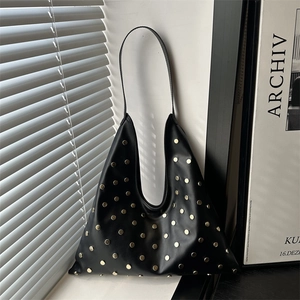 Sac hobo en cuir noir avec rivets dorés et bandoulière élégante pour femme
