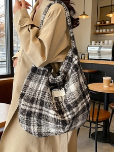 Retro black and white checkered plush tote bag with large capacity for autumn and winter
