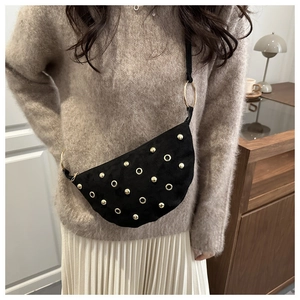 Vue détaillée du sac croissant en daim noir avec rivets dorés et quincaillerie punk