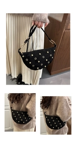 Détails du sac demi-lune en daim avec clous dorés et anneaux de bandoulière réglables