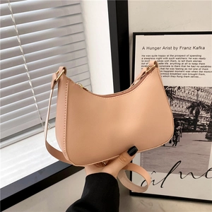 Elegante apricotfarbene Halbmond-Schultertasche aus Kunstleder mit Gold-Hardware