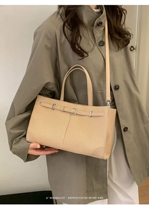 Detail der Tasche aus gewebtem Stoff und Leder mit Metallschnalle und Textur